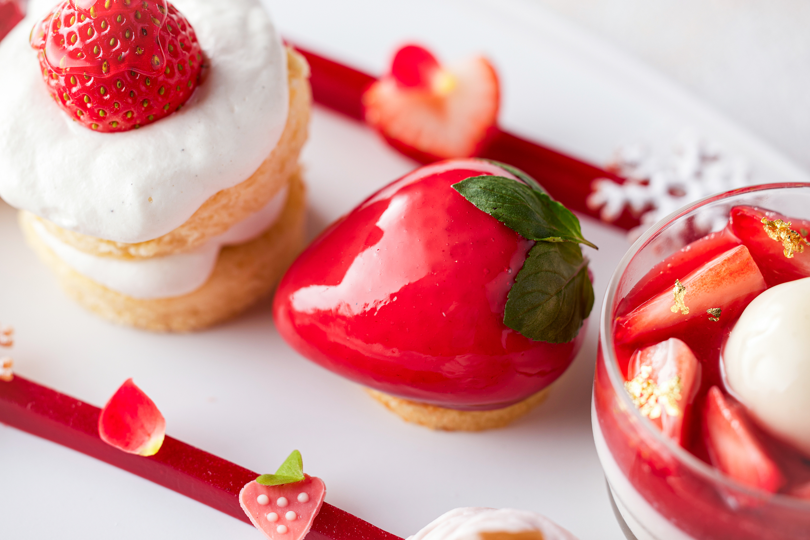 いちご【送料込】 Azzedine Alaia in the 21st 埼玉県産のブランド苺「あまりん」を贅沢に使用した冬らしい苺の