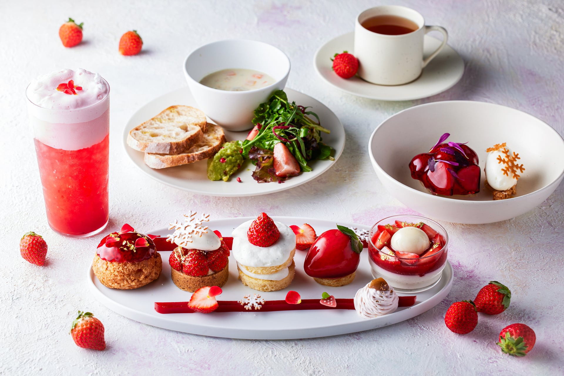 埼玉県産のブランド苺「あまりん」を贅沢に使用した冬らしい苺の