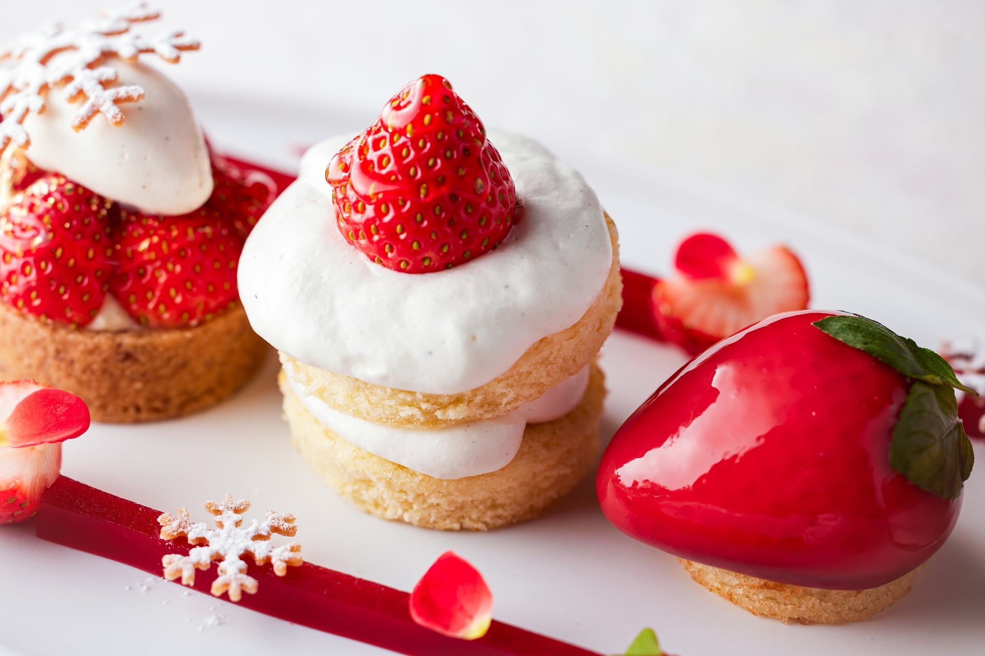 埼玉県産のブランド苺「あまりん」を贅沢に使用した冬らしい苺の